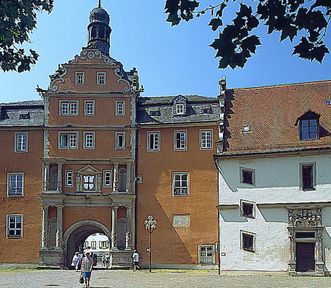 Residenzschloss Mergentheim, Portal und Archivgebäude