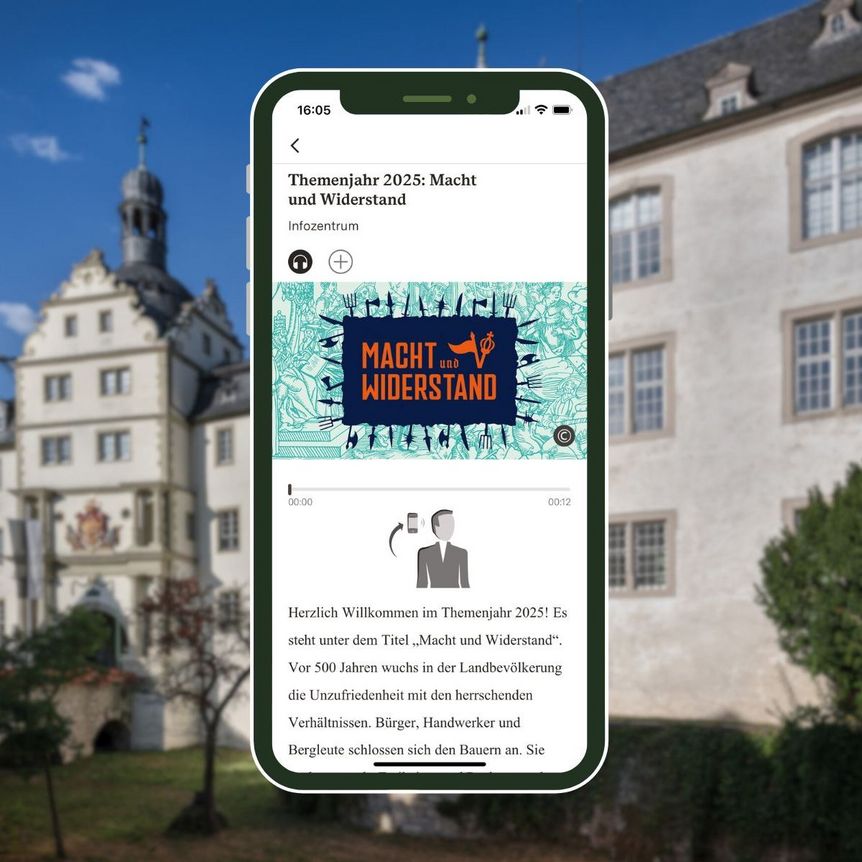 Smartphone mit Themenjahr-Tourstation vor einer Außenansicht vom Residenzschloss Mergentheim