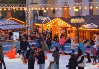 Residenzschloss Mergentheim, Eislaufbahn vor dem Schloss