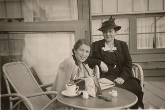 Schwarz-Weiß-Fotografie von Frieda und Louise Adler