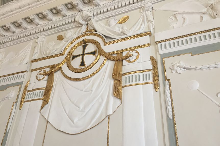 Foto: Staatsanzeiger für Baden-Württemberg, Cornelia Lindenberg Residenzschloss Mergentheim, Details, Ordenskreuz im Kapitelsaal