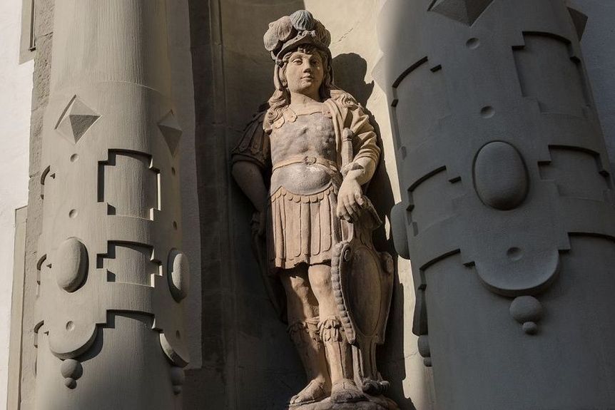 Residenzschloss Mergentheim, Männliche Figur zwischen zwei Säulen