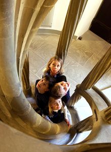Residenzschloss Mergentheim, Besucher, Kinder an der Renaissancetreppe