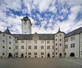 Residenzschloss Mergentheim, Innenhof mit Berwarttreppe rechts