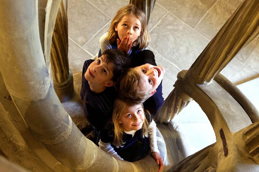Residenzschloss Mergentheim, Besucher, Kinder in der Bewarttreppe