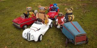 Residenzschloss Mergentheim, Ausstellung Teddybären - Die Sammlung Lutz Reike; Titel: Teddybären in Tretautos.