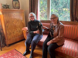 Residenzschloss Mergentheim, Übergabe der Puppe aus der Familie Mörike von Leihgeberin Laura Weidelt an die Konservatorin.