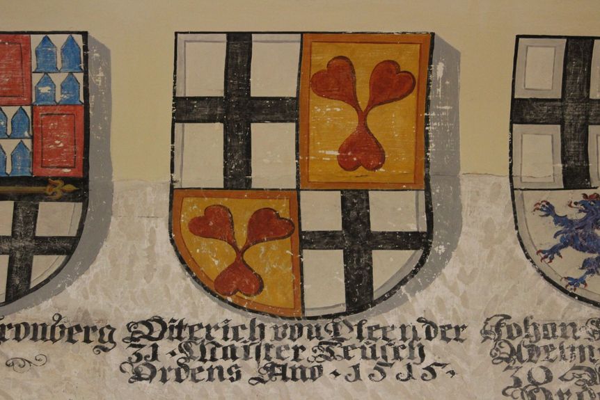 Reihe von freigelegten oder rekonstruierten Wappen der Deutschmeister im ehemaligen Kapitelsaal, zweites Obergeschoss 